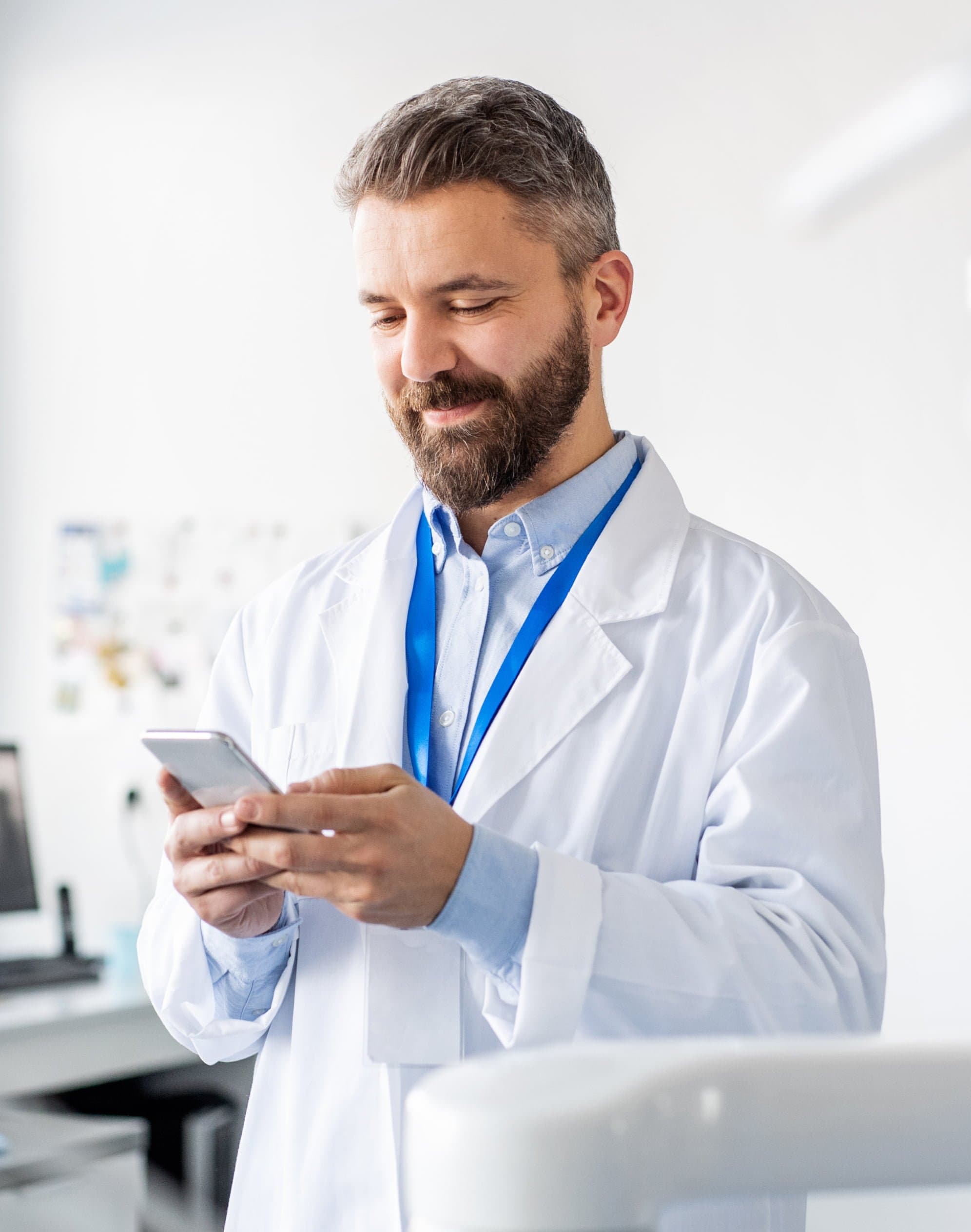 Zahntechniker schaut aufs Smartphone